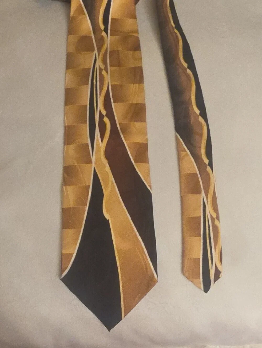Dino bassi Hand Made Men's Black & Gold Geometric Silk Tie 4 Inches Wide